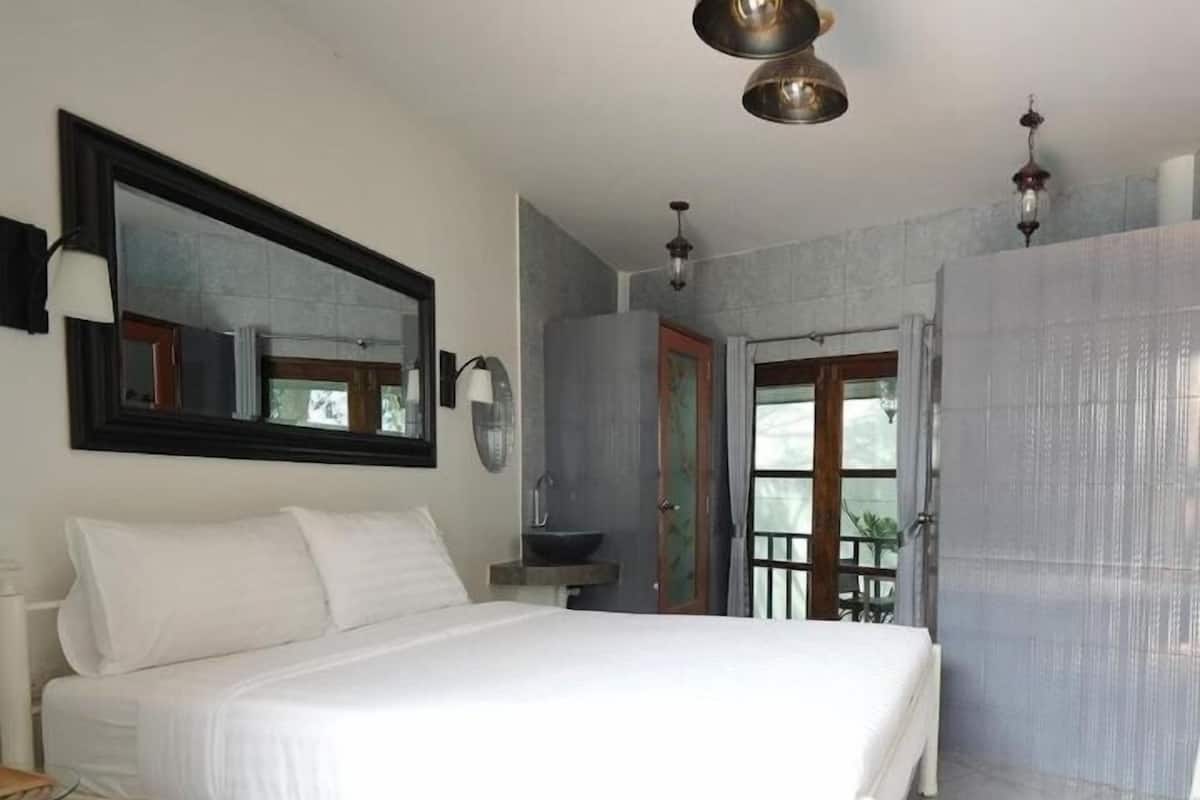 Deluxe Pool View Room | มินิบาร์ฟรีบางอย่าง, ตู้นิรภัยในห้องพัก, โต๊ะทำงาน, ผ้าม่านกันแสง