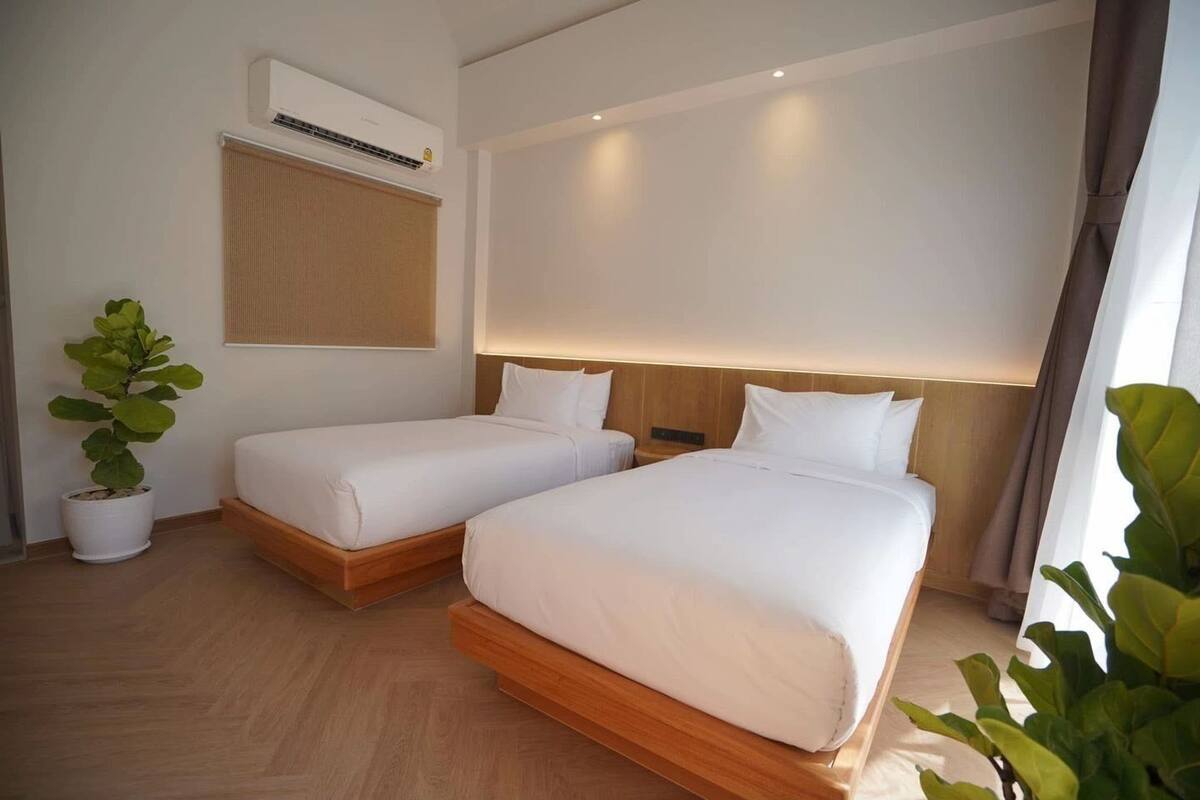 ห้องดีลักซ์ทวิน, วิวสวน | มินิบาร์ฟรีบา งอย่าง, ตู้นิรภัยในห้องพัก, โต๊ะทำงาน, ผ้าม่านกันแสง
