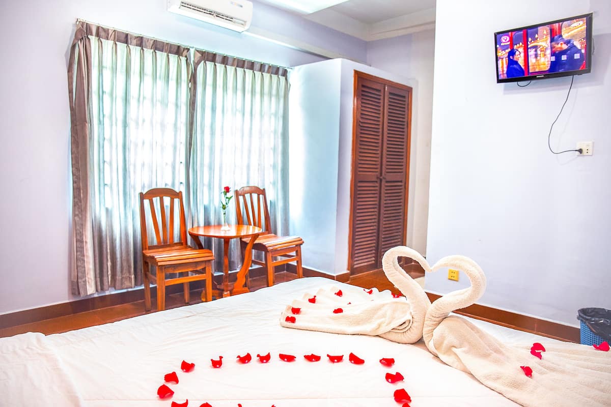 Deluxe King Room | 1 bedroom, in-room safe, desk, soundproofing