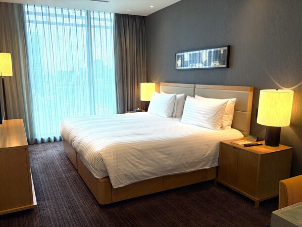Premium bedding, in-room safe, desk, soundproofing - Oakwood Premier Tokyo (Tokyo)
