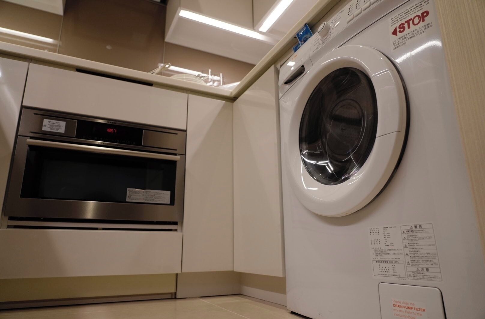 Peralatan tempat tidur premium, peti besi dalam bilik, meja 