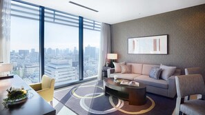 Rom – deluxe, 1 soverom | Oppholdsområde | Flatskjerm-TV og DVD-spiller