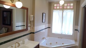 The Sorensen | Private spa tub - (Leura)