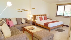 Minibar, in-room safe, desk, iron/ironing board - Birds and Bees Resort (Pattaya)