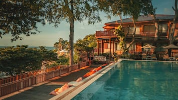 Outdoor pool, pool loungers