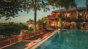 Outdoor pool, sun loungers - Birds and Bees Resort (Pattaya)