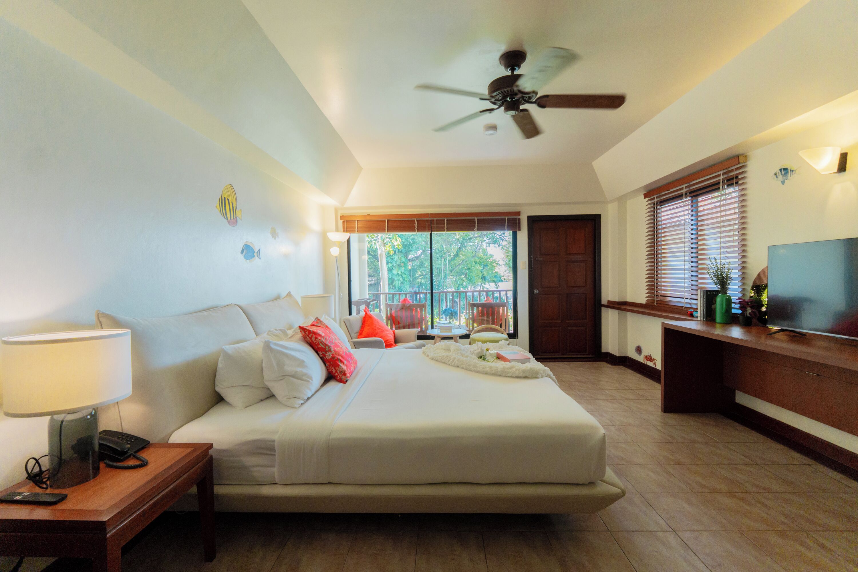 Deluxe | Minibar, in-room safe, desk, iron/ironing board