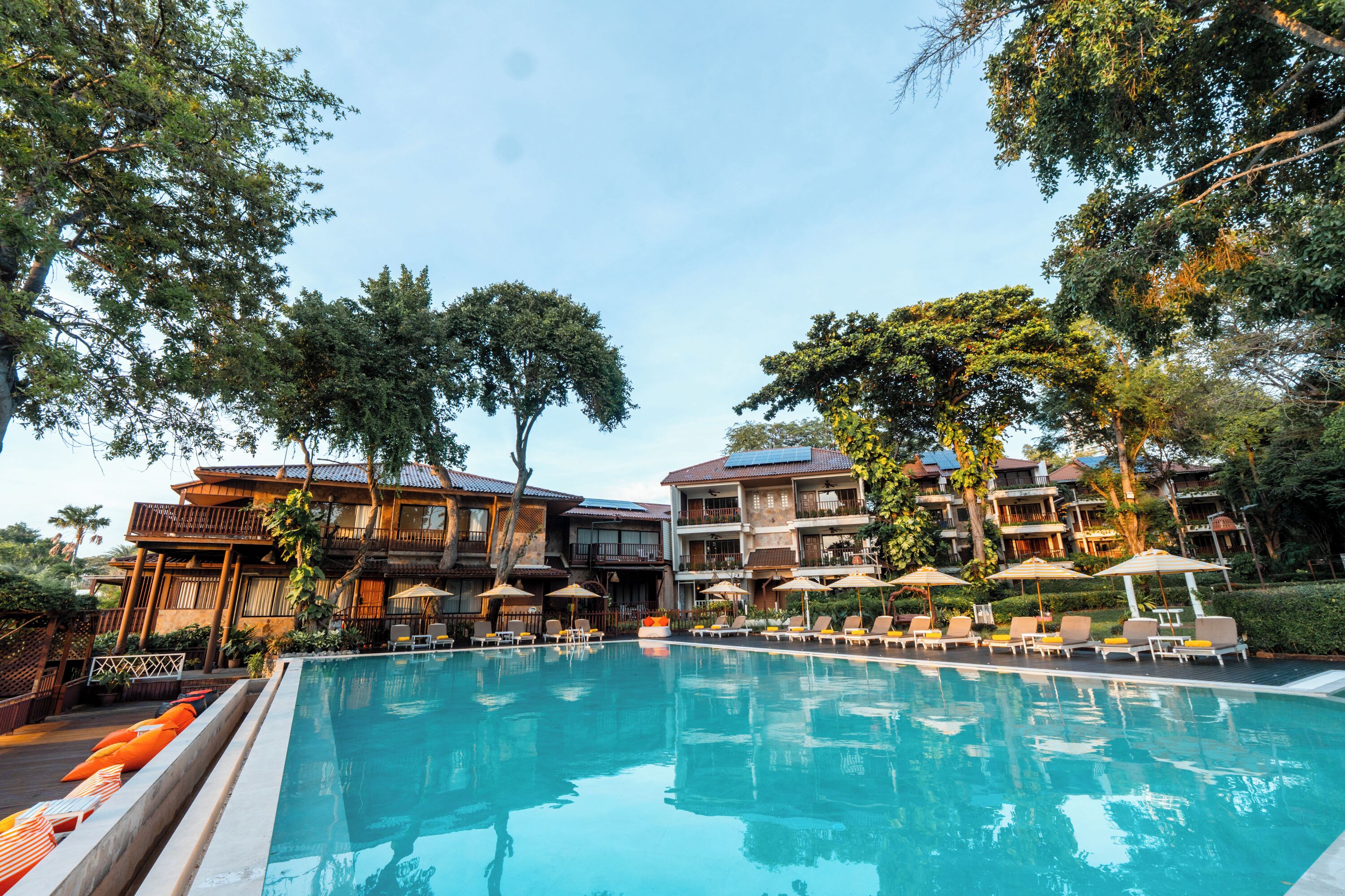 حمّام سباحة خارجي، مقاعد للتشمس