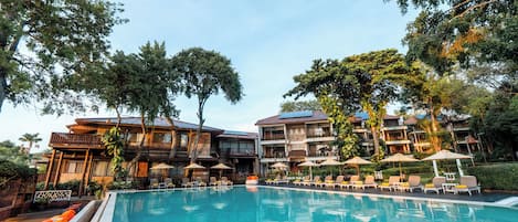 Outdoor pool, pool loungers