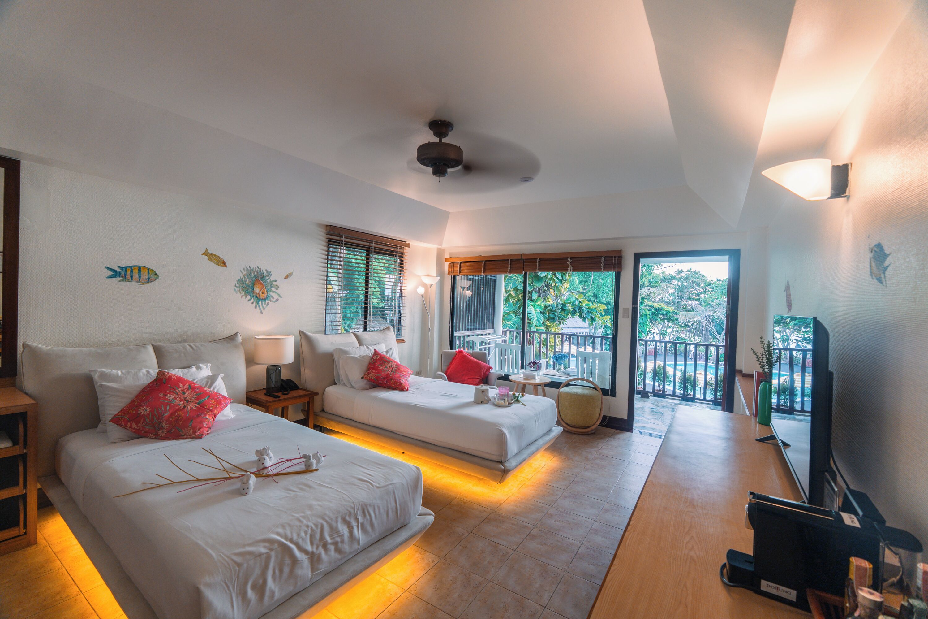 Deluxe Sky View | Minibar, in-room safe, desk, iron/ironing board