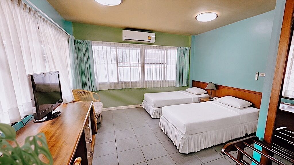 Minibar, in-room safe, desk, iron/ironing board