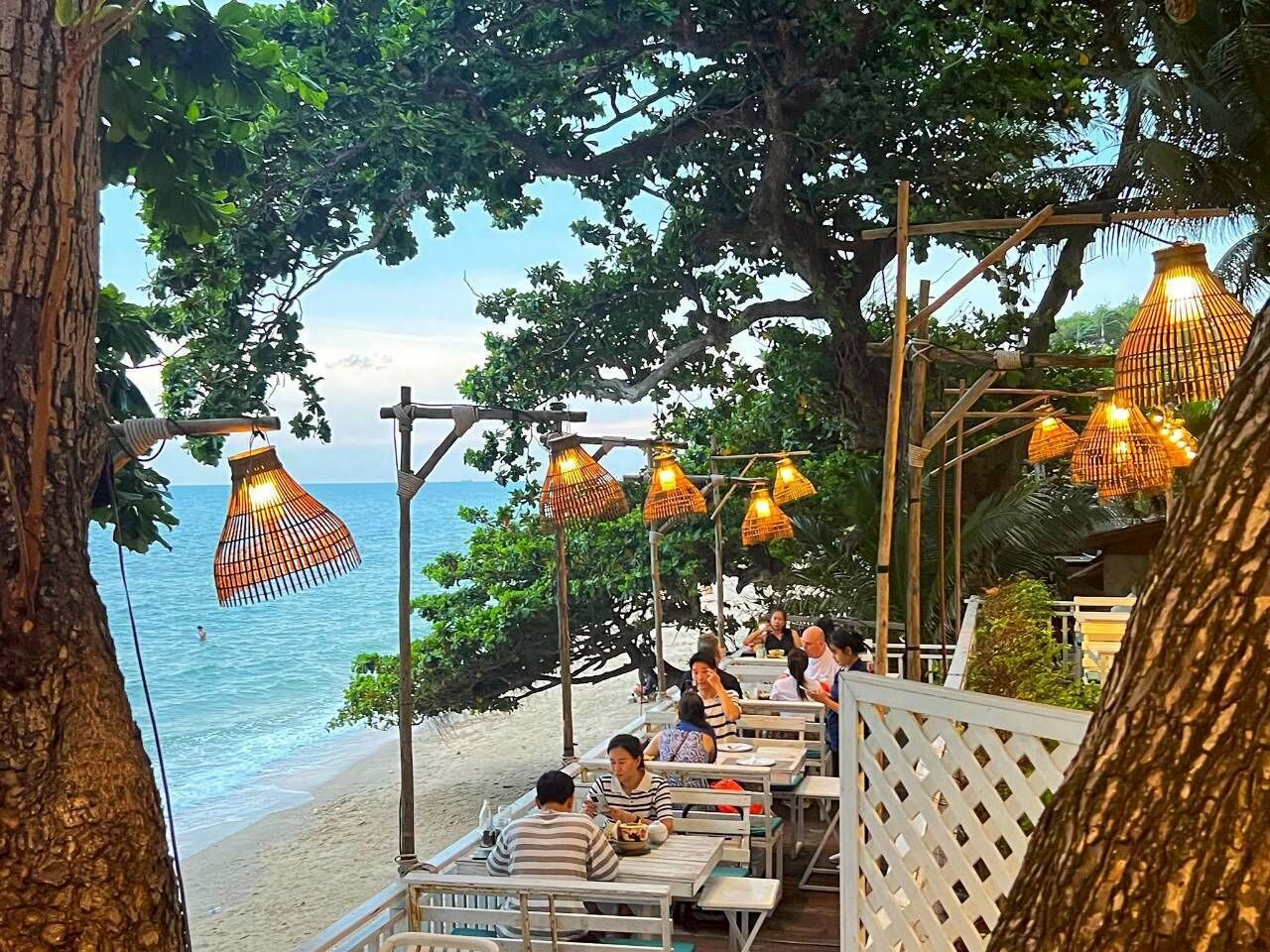 حيث تُقدم وجبات الإف طار، الغداء، العشاء، الأطباق التايلاندية