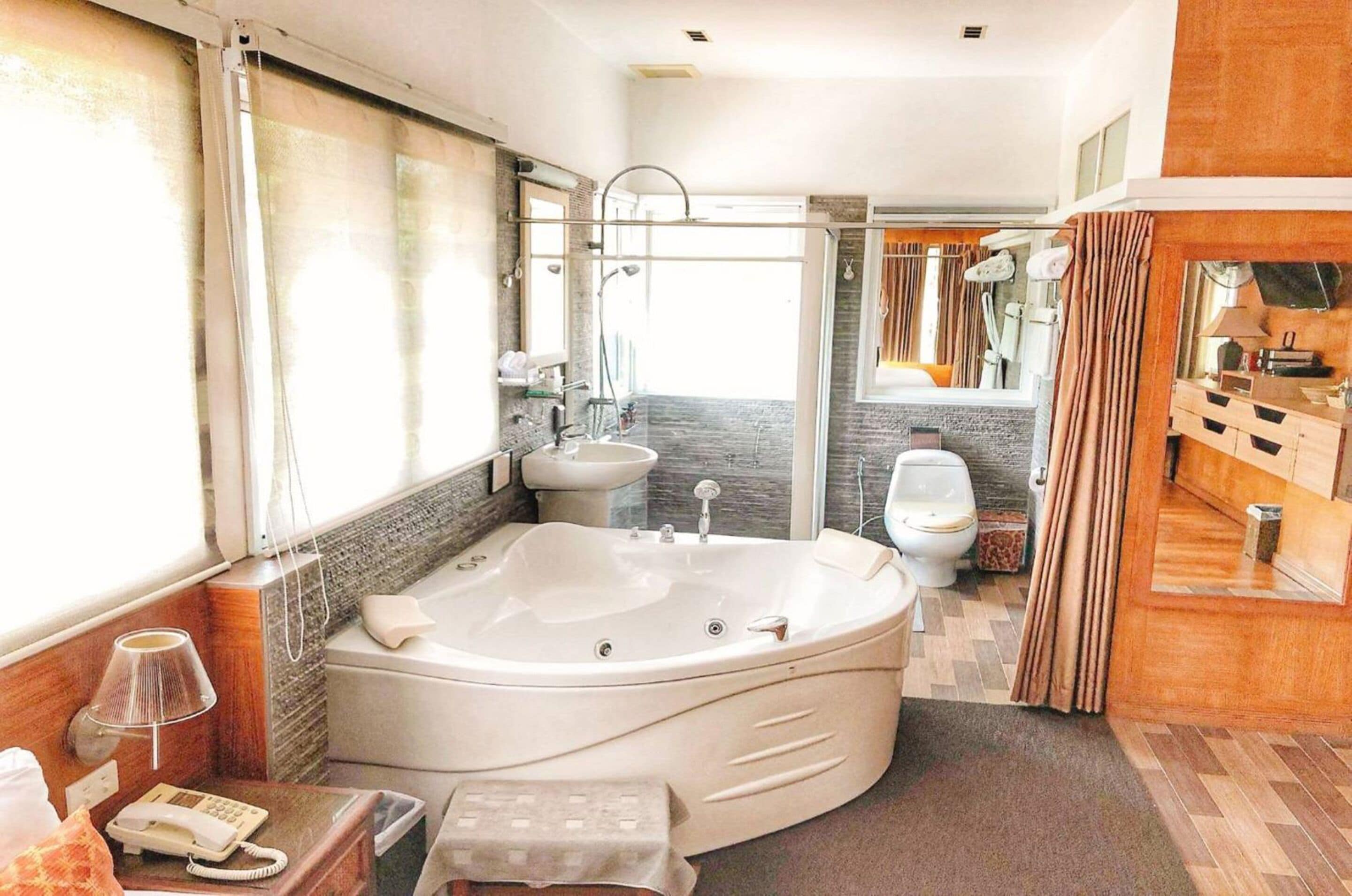 Une salle de bain moderne avec une grande baignoire, une douche et des toilettes.