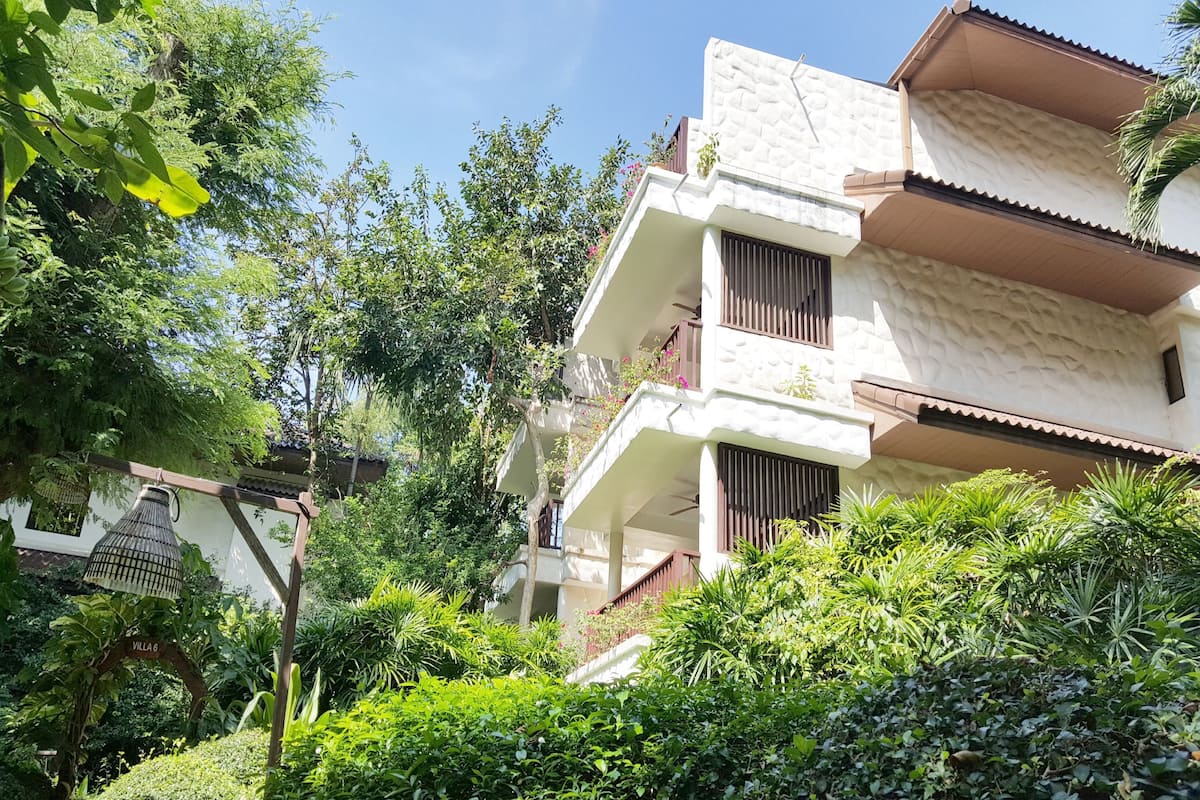 Deluxe | Front of property