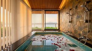 Ocean View Suite 2 Bedroom | Bathroom | Shower, rainfall showerhead, free toiletries, hair dryer - Birds and Bees Resort (Pattaya)