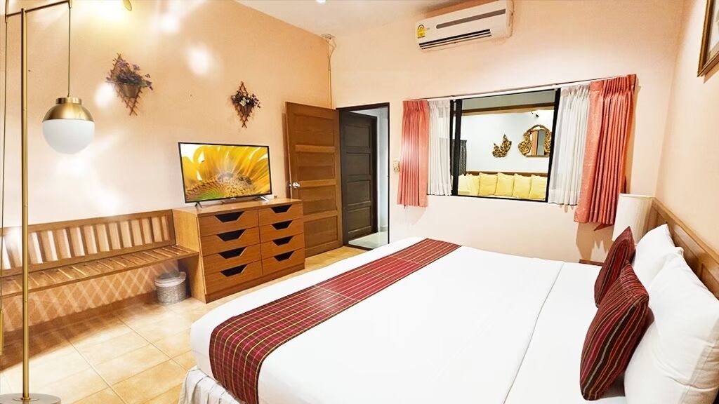 Big Bee Family Suite | Minibar, in-room safe, desk, iron/ironing board