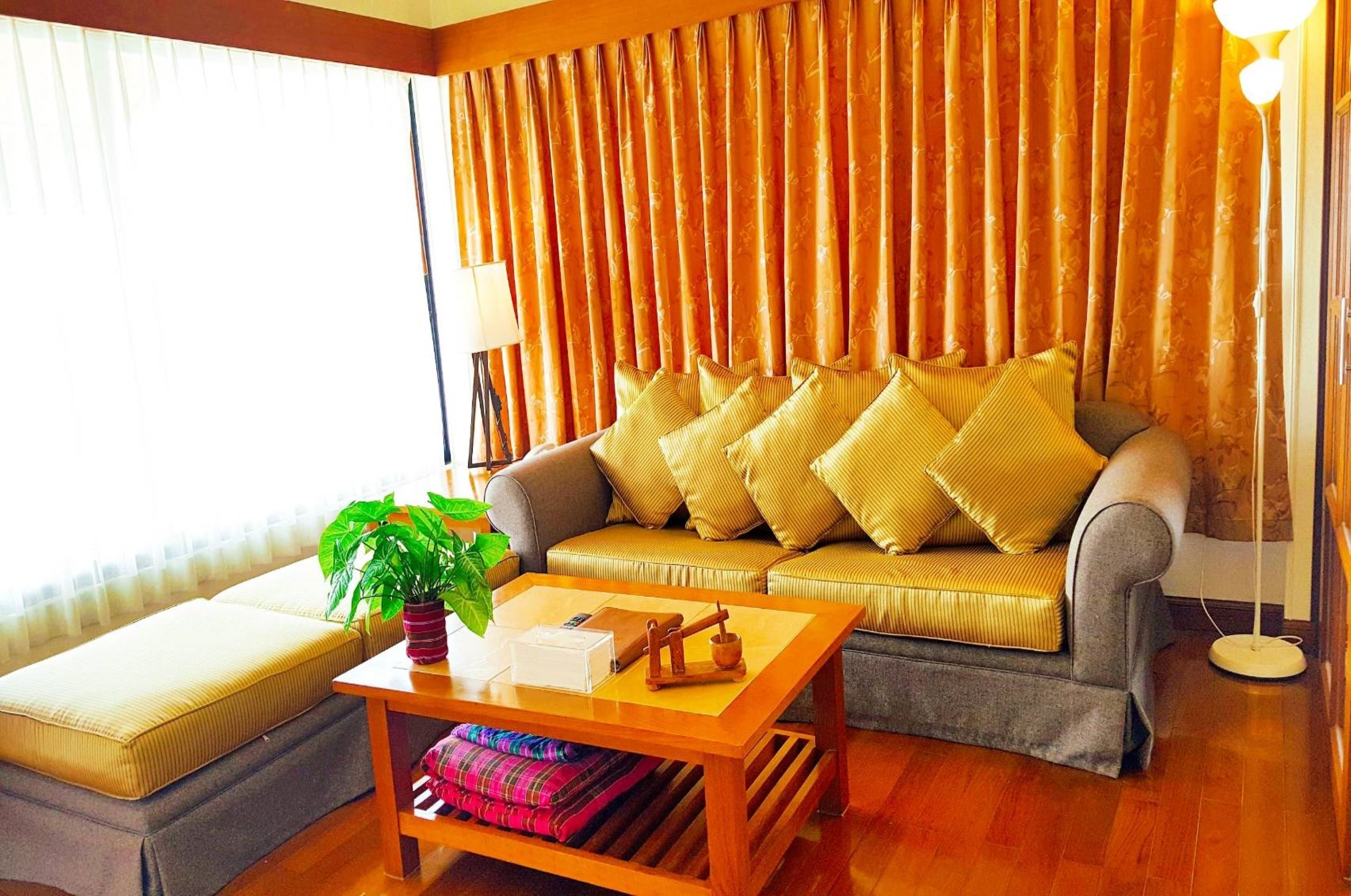 ocean view suite 1 bedroom | living room | tv