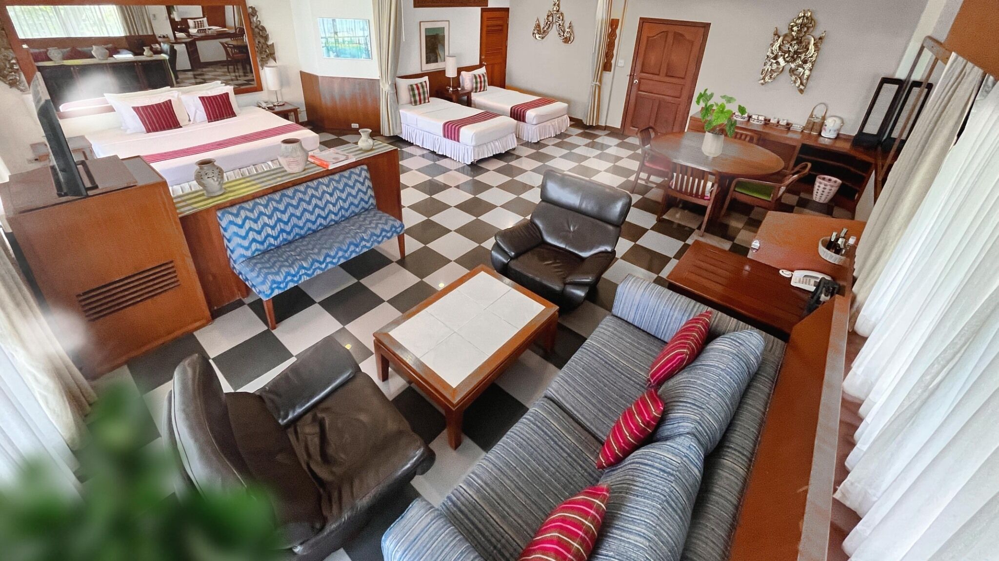 Minibar, in-room safe, desk, iron/ironing board