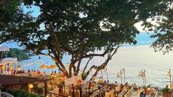 Breakfast, lunch, dinner served; Thai cuisine