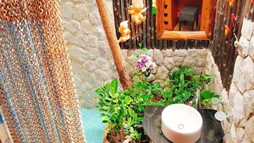 Big Bird Family Suite | Bathroom | Shower, rainfall showerhead, free toiletries, hair dryer