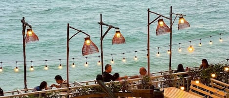 Breakfast, lunch, dinner served; Thai cuisine