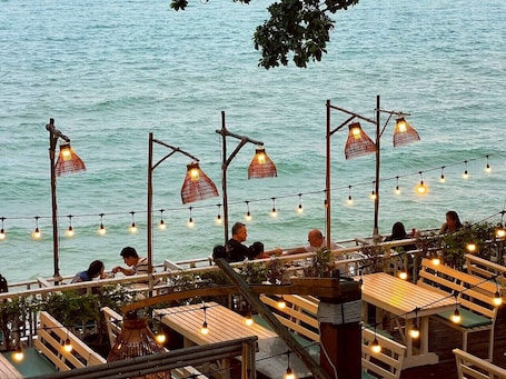 Breakfast, lunch and dinner served . Birds and Bees Resort