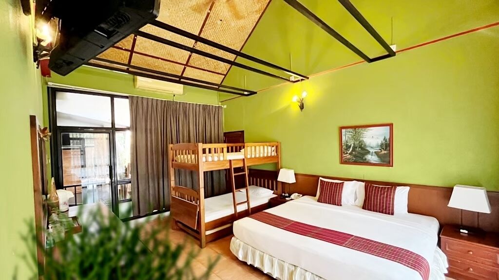 Big Bug Family | Minibar, in-room safe, desk, iron/ironing board