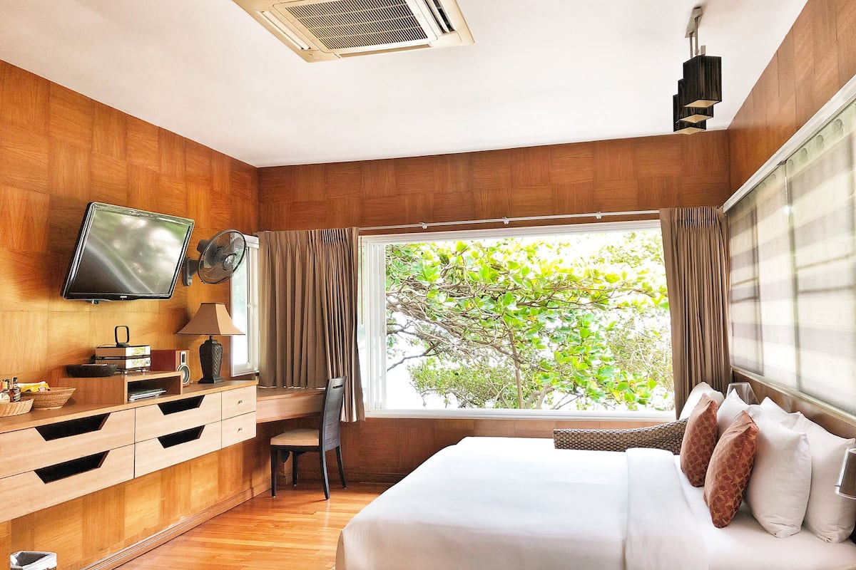 Sky | 1 bedroom, minibar, in-room safe, desk
