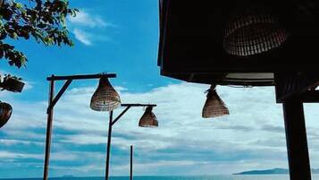 Se sirven desayunos, almuerzos y cenas; cocina tailandesa