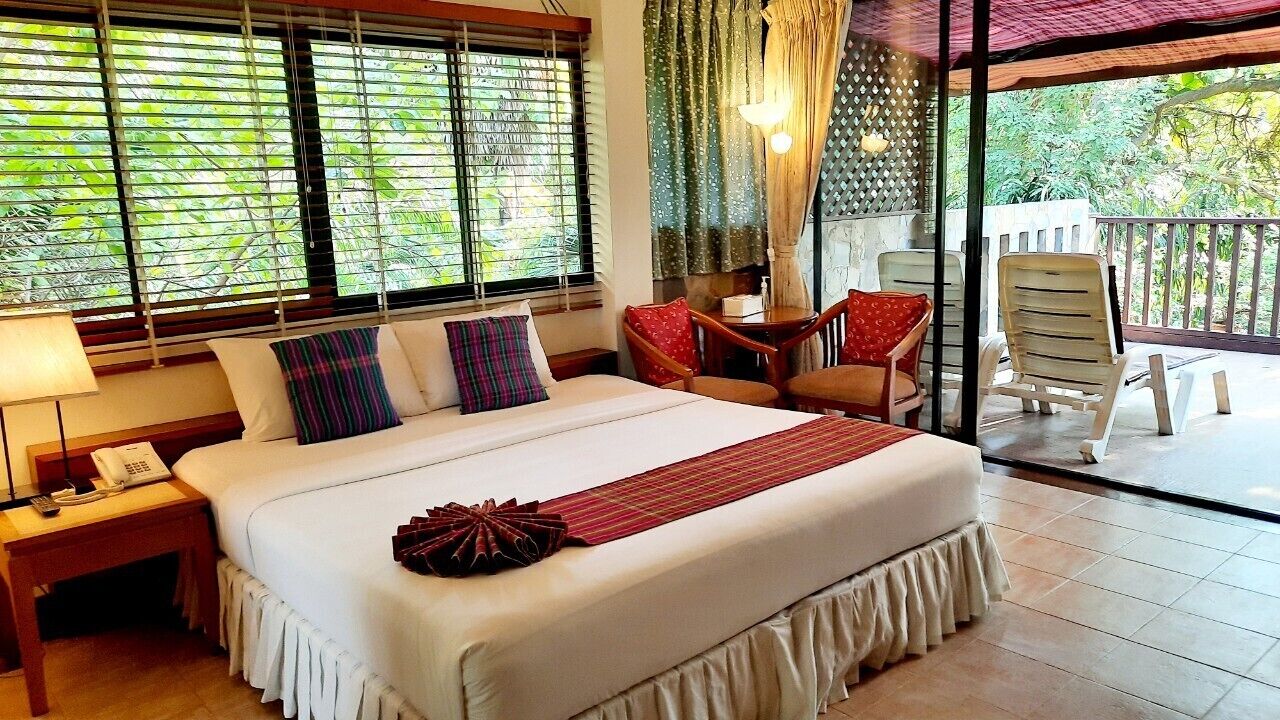 Deluxe with Jacuzzi | Minibar, in-room safe, desk, iron/ironing board (on request)