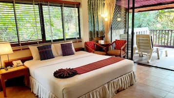Deluxe with Jacuzzi | Minibar, in-room safe, desk, iron/ironing board (on request)