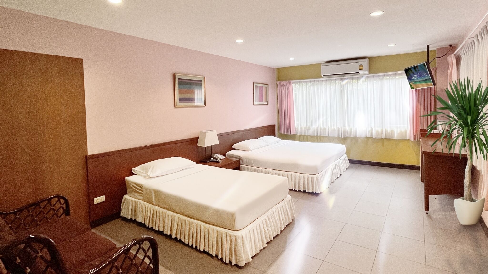 Garden | Minibar, in-room safe, desk, iron/ironing board