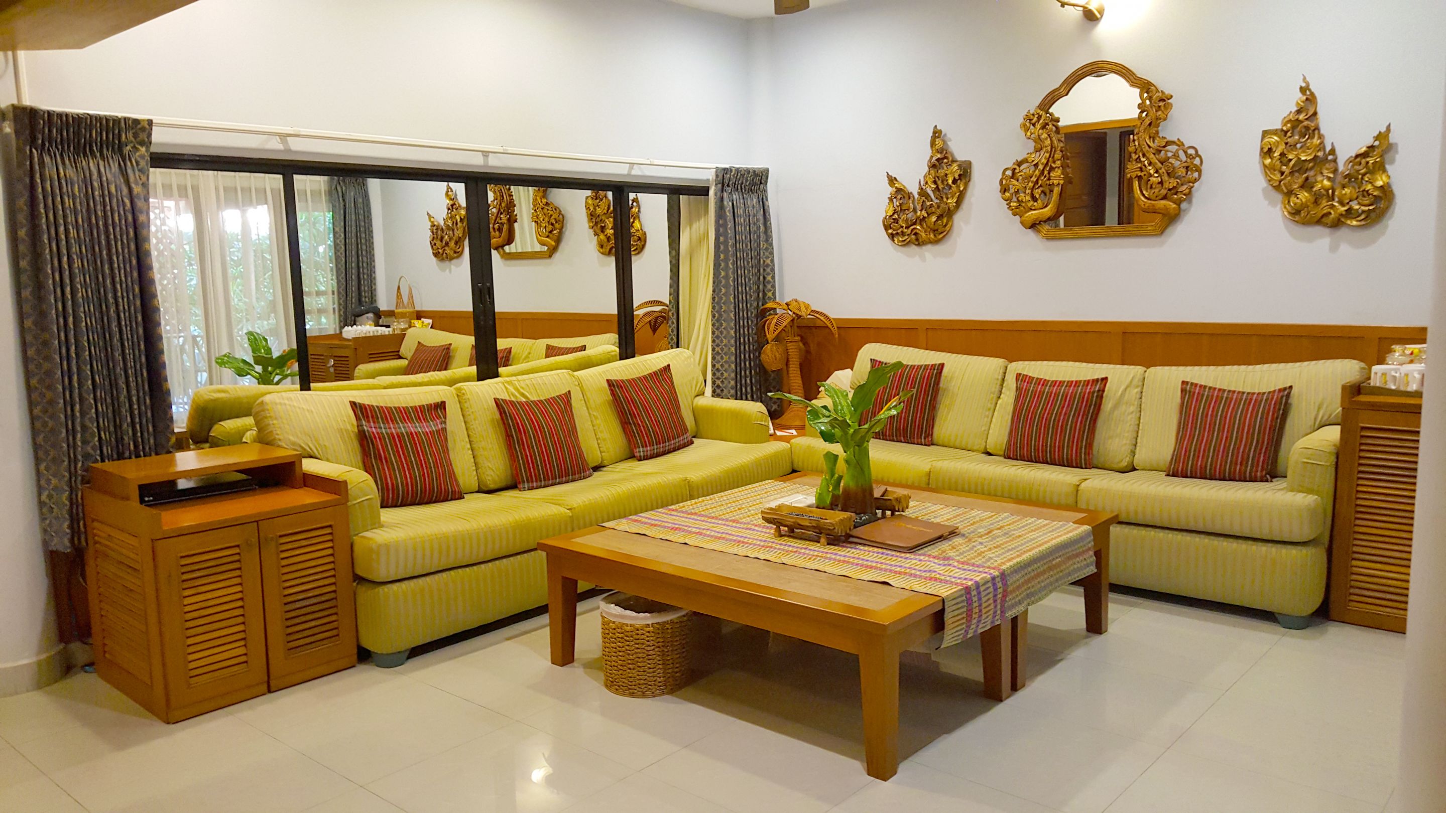 big bee family suite | living room | tv