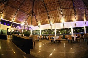 Een koelkast, een koffiezetapparaat/waterkoker