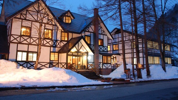 A traditional timber-framed building with a large entrance and steps leading up to it. - Hotel Mont Blanc Hakuba (Hakuba)