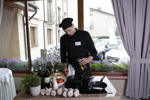 Phục vụ bữa sáng, bữa trưa, bữa tối, món ăn mang phong cách quốc tế
