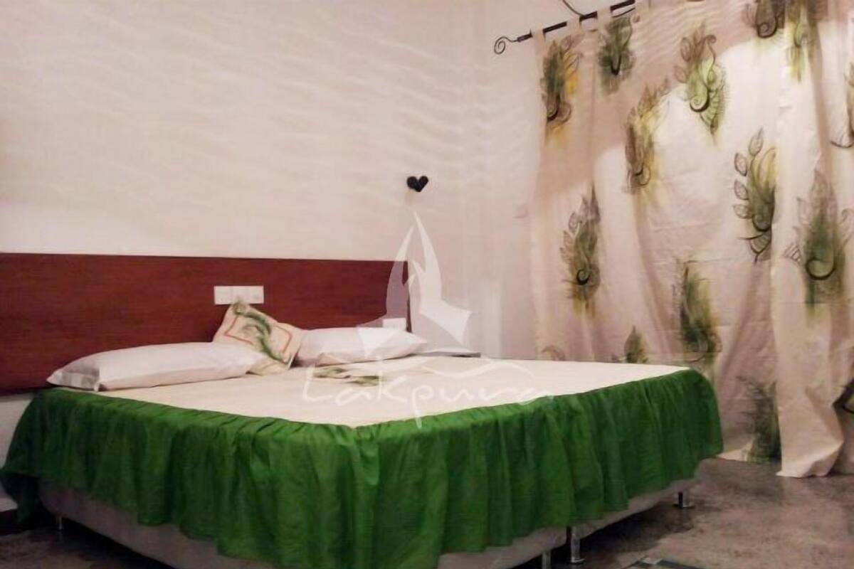 Premium bedding, in-room safe, desk, iron/ironing board