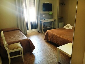 Habitació triple, balcó | Roba de llit d'alta qualitat, caixa forta a l'habitació i bressols 