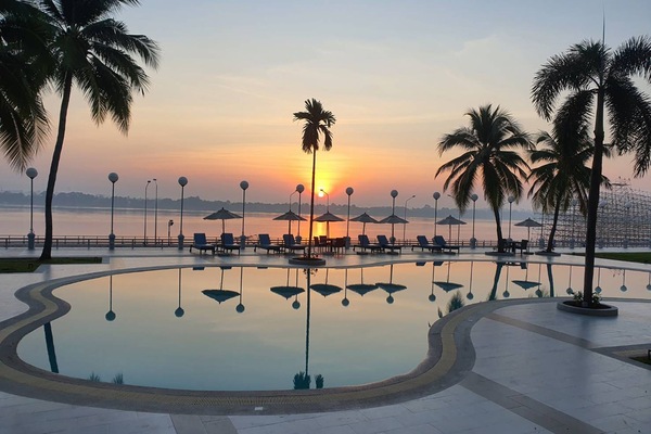 Outdoor pool, pool umbrellas, sun loungers