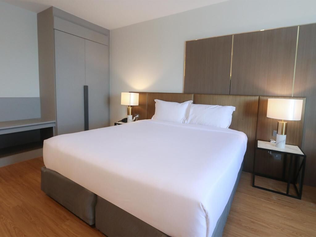 Minibar, desk, blackout curtains, free WiFi