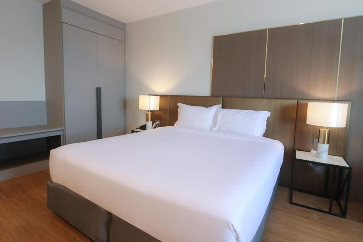 Minibar, desk, blackout curtains, free WiFi