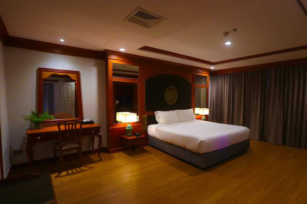 Junior Suite, River View | 1 bedroom, minibar, desk, blackout drapes