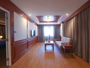 Suite – junior, elveutsikt | Oppholdsområde | En 32-tommers LCD-TV med Parabol-TV samt TV