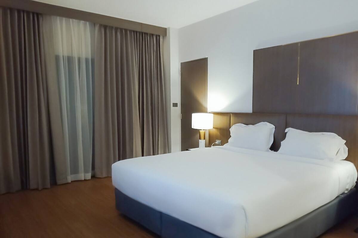 Habitación superior, 1 cama de matrimonio grande, vistas al río | Minibar, escritorio, cortinas opacas y wifi gratis
