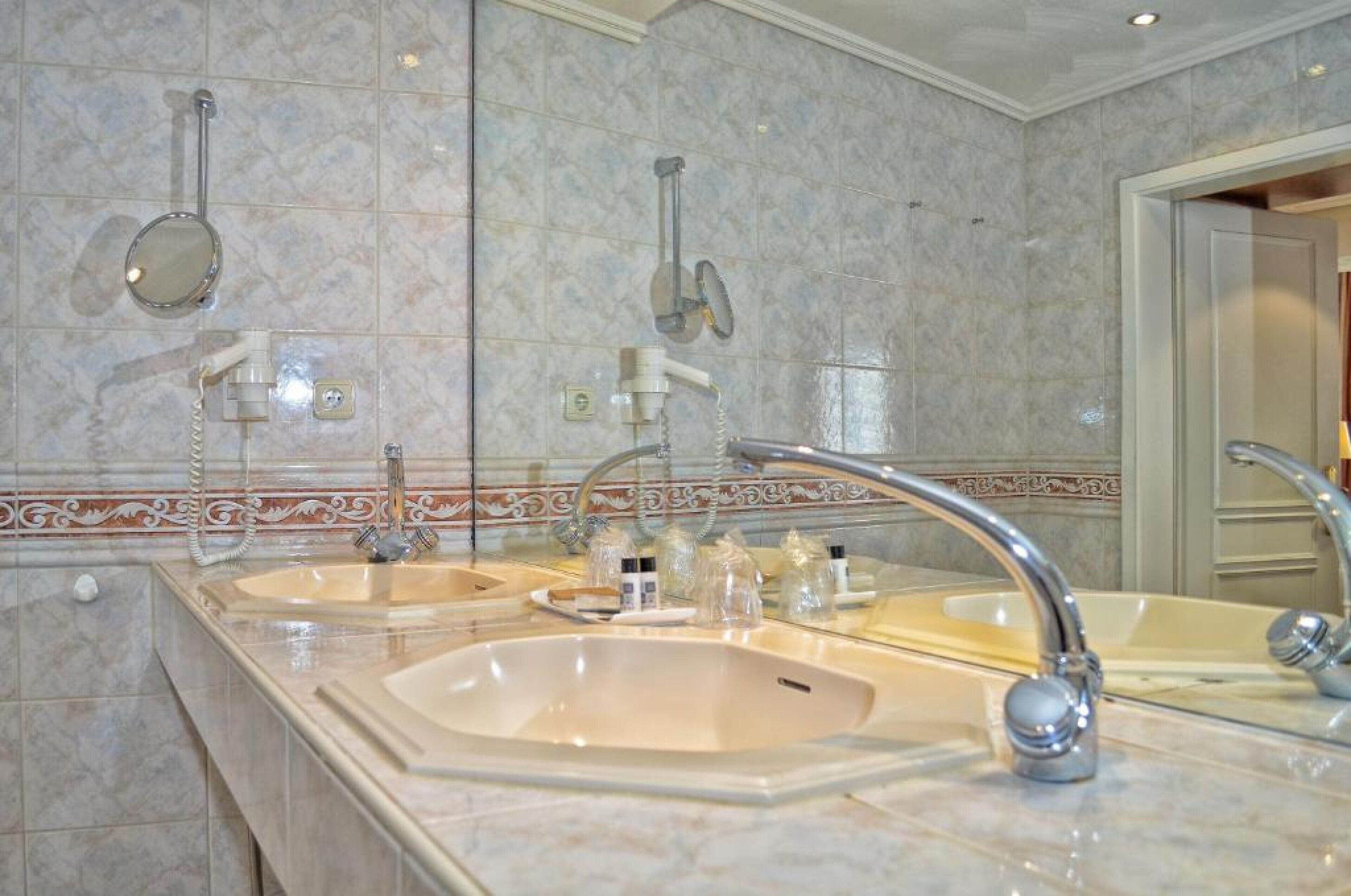 superior double room | bathroom | free toiletries, towels, soap, shampoo