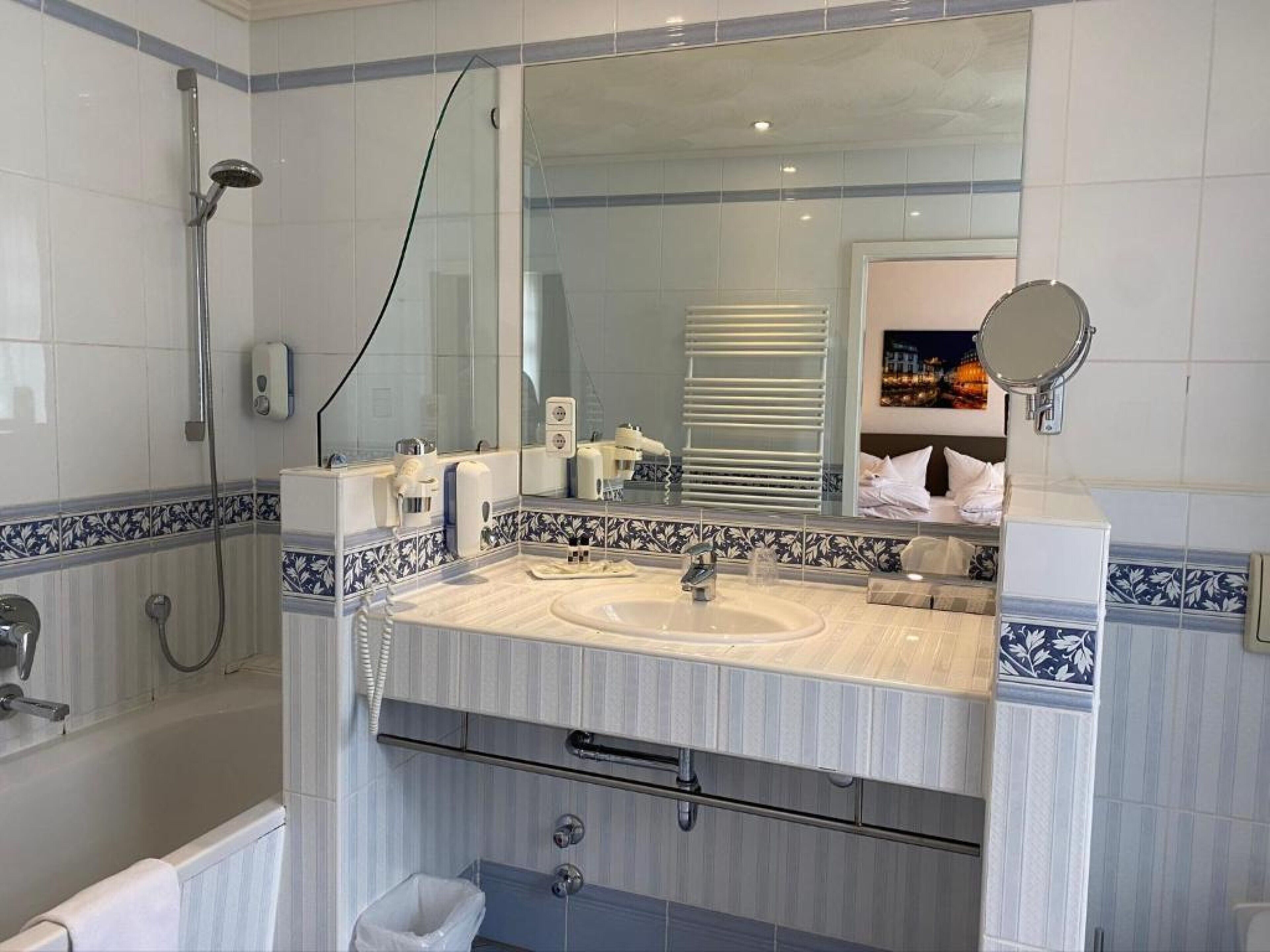 standard double room | bathroom | free toiletries, towels, soap, shampoo