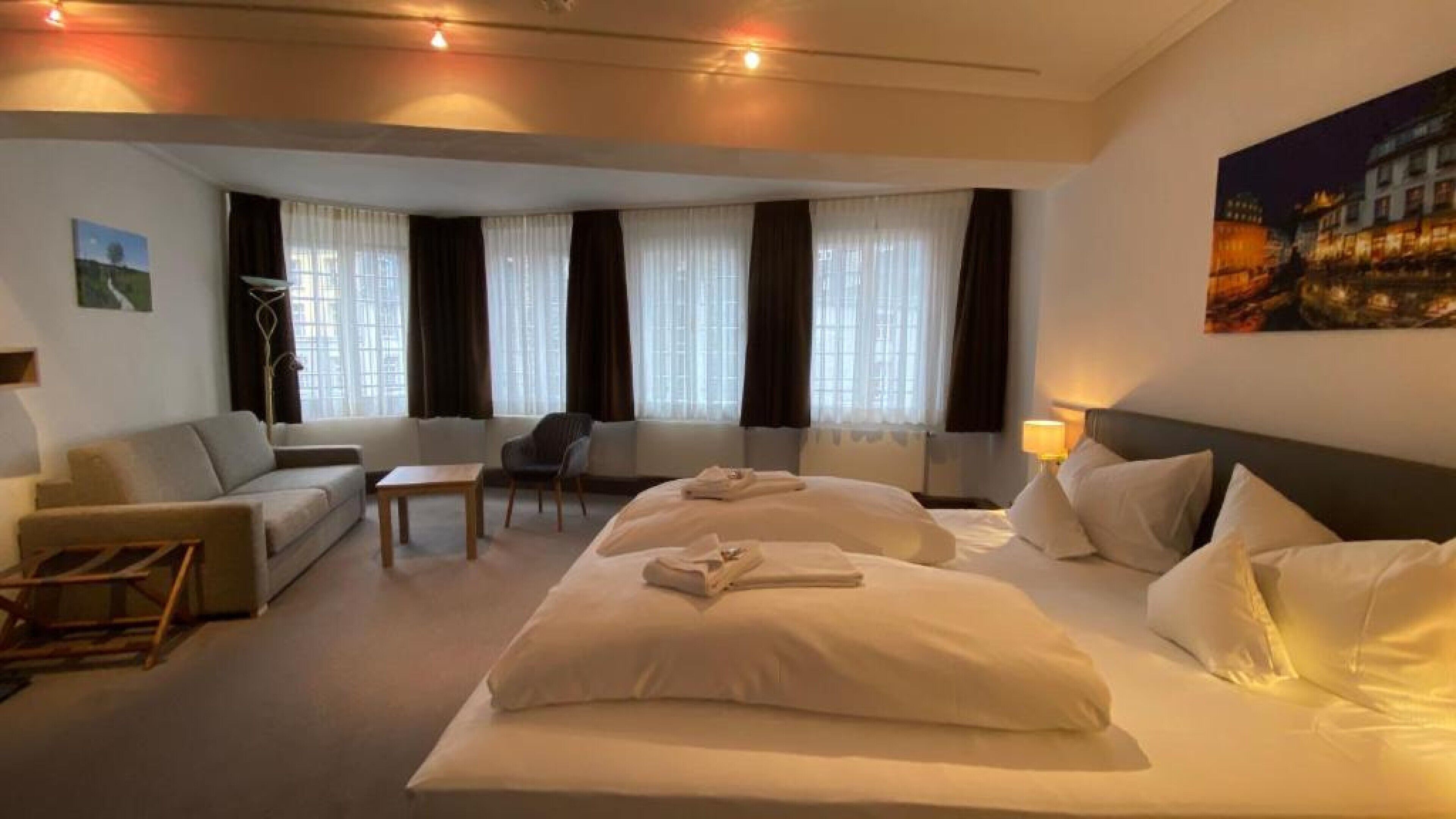 Habitación doble superior | Sala de estar | Una televisión de pantalla plana