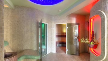 Een sauna, een stoombad, een Turks bad/hammam, hydrotherapie