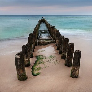 เก้าอี้อาบแดด, ร่มชายหาด, ผ้าเช็ดตัวชายหาด, วินด์เซิร์ฟ