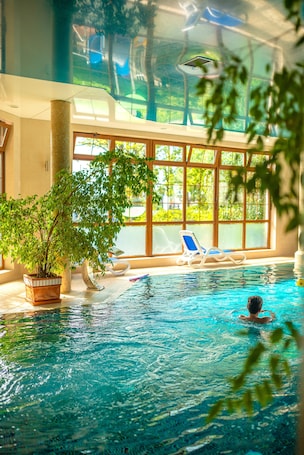 Indoor pool, open 7 AM to 10 PM, free pool cabanas, pool loungers. Dworek Morski Mielno
